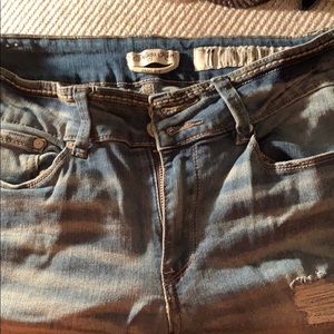 WOMEN’s DISTRESSED JEANS